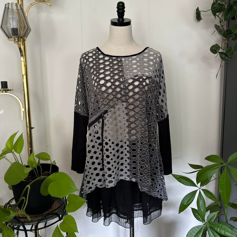 Erin Paige Womens Medium Open Weave Knit Top Black Grey Grunge Zips Ruffle Hem